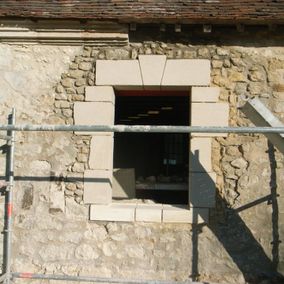 construction fenêtre en pierre